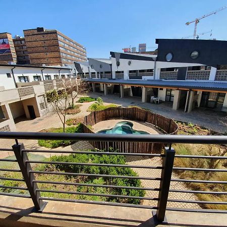 Royal Stina Hotel-Style With Swimming Pool Joanesburgo Exterior foto